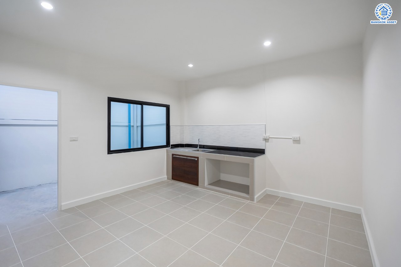 บ้านมือสองตกแต่งใหม่ ม.นาคนิวาส37 ลาดพร้าว เนื้อที่ 28 ตร.ว. ฟังก์ชัน 4 ห้องนอน 3 ห้องน้ำ 1 ที่จอดรถ พร้อม บนทำเลใจกลางเมือง! เชื่อมต่อทั้งถนนประเสริฐมนูญกิจ, เกษตร-นวมินทร์, ลาดพร้าว, รัชโยธินฯ ใกล้ทางด่วนฉลองรัช และรถไฟฟ้าสายสีน้ำเงิน "สถานีลาดพร้าว"...